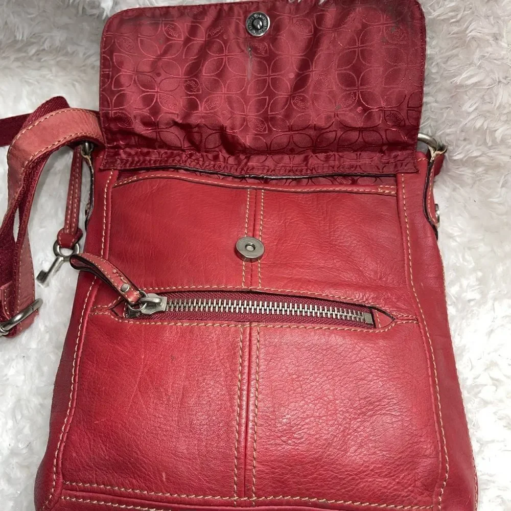 Fossil leather faded red crossbody bag with antique silver tone hardwares.
